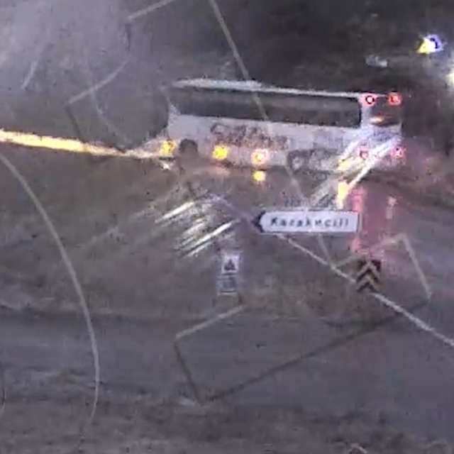1 kişinin öldüğü, 40 kişinin yaralandığı otobüs kazası kamerada
43 ilin bağ...