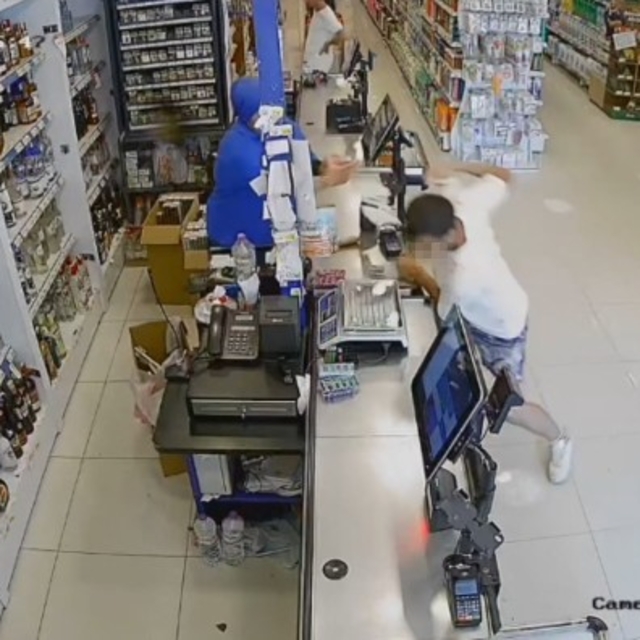 Böyle gaspçı görülmedi: Marketten parayı alıp kaçtı, içinde çocuk olan otom...