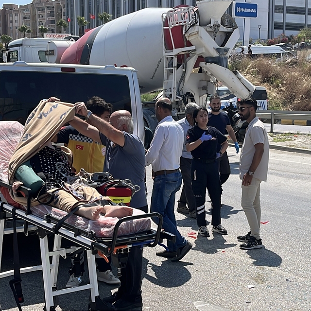 Ambulansın karıştığı kazada sağlık personeli hastayı battaniyeyle güneşten...