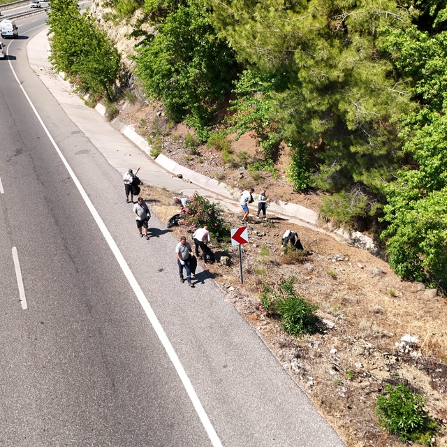 Marmaris Seyir Tepesi'nde çöp mesaisi