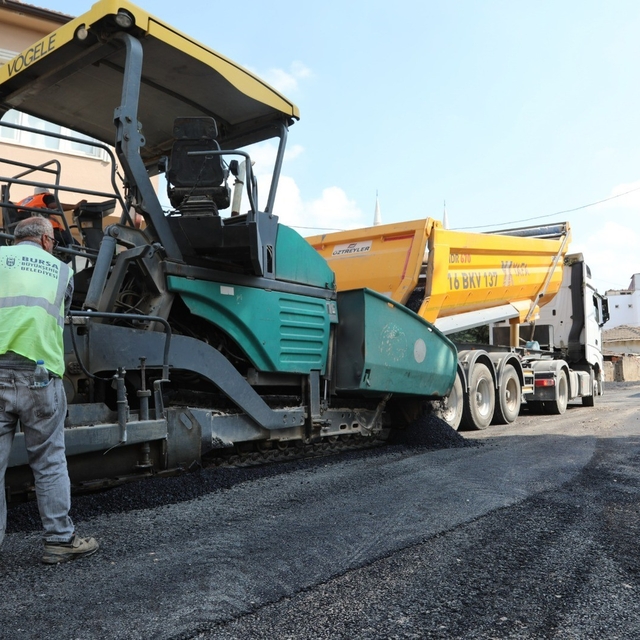 Karacabey'in Yenikaraağaç Mahallesi'nde yollar yenileniyor