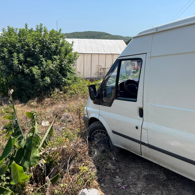 Ticari araç, çıkmaz sokağa girdi bahçeye düşmesine ramak kaldı