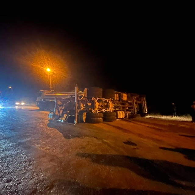 Devrilen beton mikserinin sürücüsü hafif yaralandı