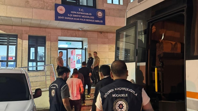 Artvin'de 56 göçmen yakalandı; 3 şüpheliye işlem yapıldı