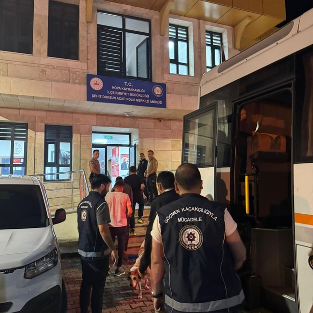 Artvin'de 56 göçmen yakalandı; 3 şüpheliye işlem yapıldı