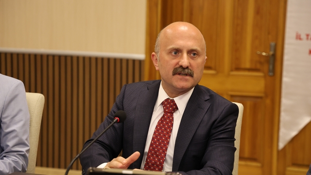 Vali Varol: "Aydın inciri altın değerinde bir ürün"
Aydın'da kuru incir sezonu öncesi sektör temsilcileri bir araya geldi