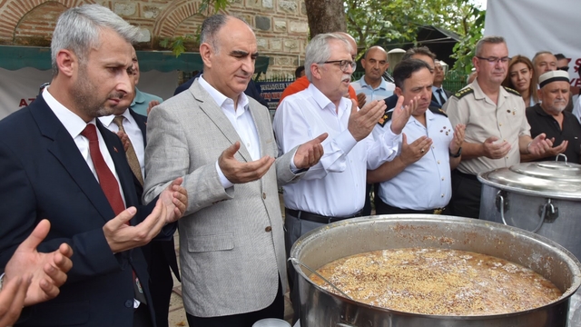 Şehit aileleri ve gazilerden aşure hayrı