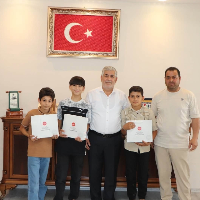 Suyun parasını kameraya gösteren çocuklar müftülükte ağırlandı