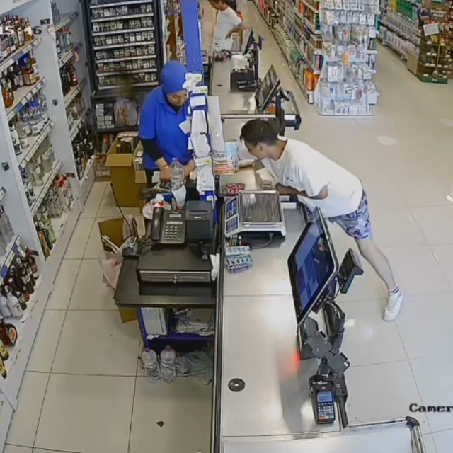 Marketten hırsızlık yapan şüpheli, içinde 10 yaşında çocuğun da bulunduğu o...