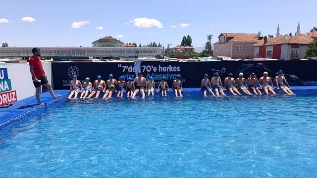 Tomarza'da Yaz Spor Okulları'nda yüzme heyecanı devam ediyor