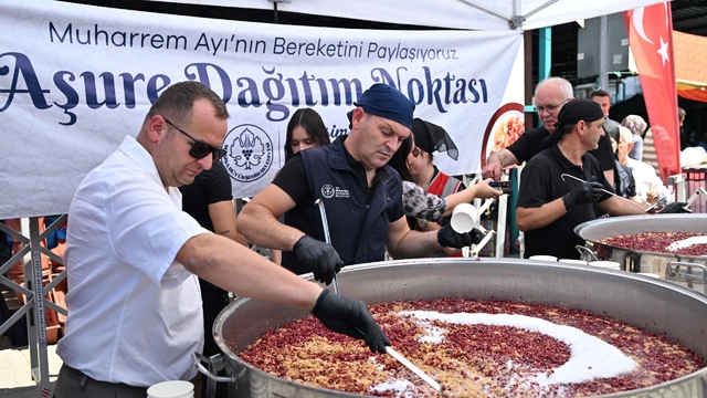 Perşembe Pazarı'nda 2 bin kişilik aşure ikramı