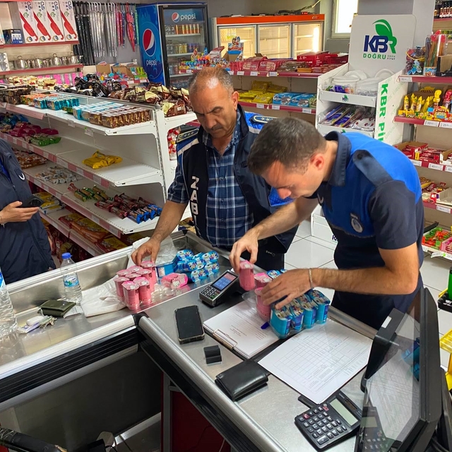 Erzincan'da 372 markete eş zamanlı denetim: tarihi geçmiş ürünler imha edil...