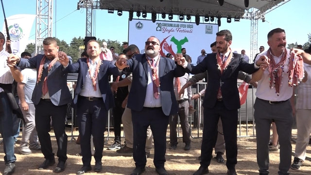 Türkiye'nin dört bir yanından gelen Giresunlular Bursa'da buluştu
30 bin Giresunlu Bursa'da buluştu, 3 gün 3 gece horon coşkusunu doyasıya yaşadı
Görecik Yaylası'nda üç gün boyunca Giresun kültürü yaşatıldı
Horonlar, Otçu Göçü, kuş dili, yarışmalar ve konserler festivale renk kattı