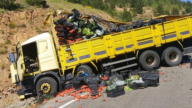 Gümüşhane'de sebze yüklü kamyon otomobile arkadan çarptı: 4 yaralı