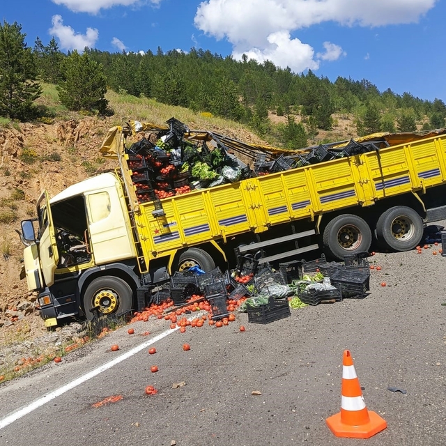Gümüşhane'de sebze yüklü kamyon otomobile arkadan çarptı: 4 yaralı