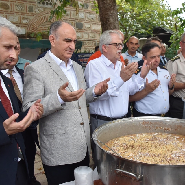 Şehit aileleri ve gazilerden aşure hayrı