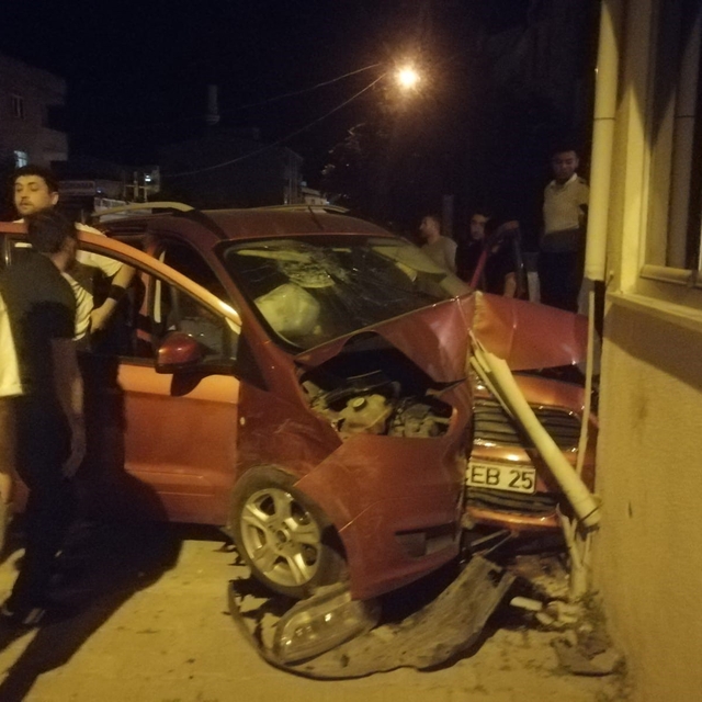 Kapaklı'da alkollü sürücü bina duvarına çarptı: 2 yaralı