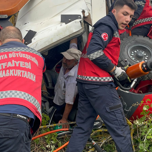 Forklift yüklü vinçli kamyonet devrildi, sıkışan sürücüyü itfaiye kurtardı