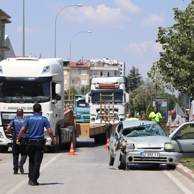 Otomobil tıra arkadan çarptı: 1'i ağır 3 yaralı