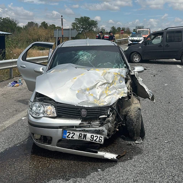 Otomobil ile hafif ticari araç çarpıştı: 6 yaralı