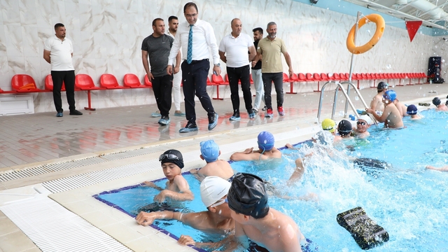 Ağrı'da çocuklar "Yüzme Bilmeyen Kalmasın" projesiyle havuzla buluşuyor