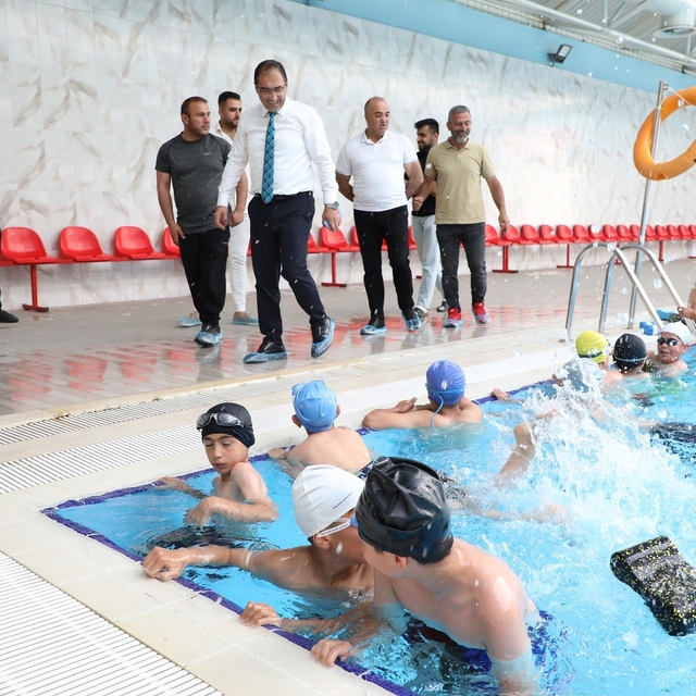Ağrı'da çocuklar "Yüzme Bilmeyen Kalmasın" projesiyle havuzla buluşuyor