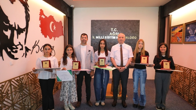 Ağrı'da "Sağlıklı Nesil Sağlıklı Gelecek" yarışmalarında dereceye giren öğrenciler ödüllendirildi