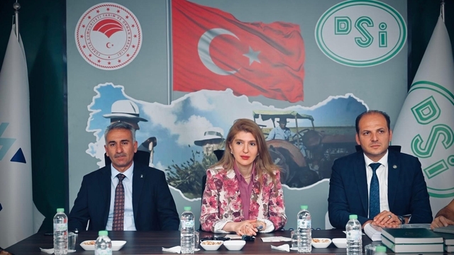 Altyapı, sulama ve içme suyu yatırımlarına yakın takip
Milletvekili Ölmeztoprak hem projeleri hem hasadı yerinde inceledi