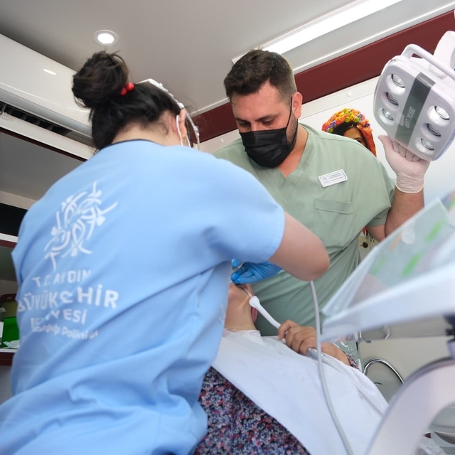 Mobil diş klinikleri üç ilçede vatandaşlarla buluştu