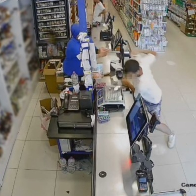 Antalya'daki zincirleme kapkaç ve gasp olayında marketteki kasiyer yaşadığı...