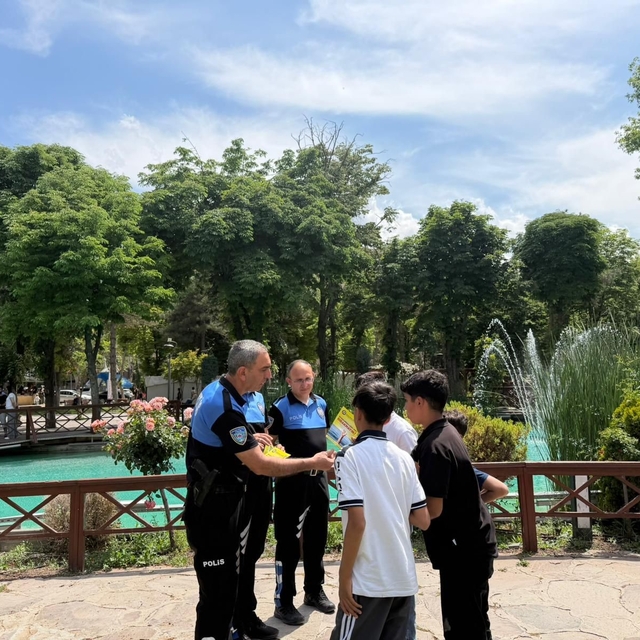 Malatya'da polis ekiplerinden boğulma vakalarına karşı farkındalık çalışmas...