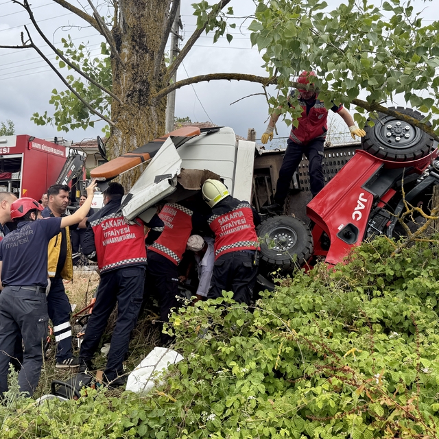 Sakarya'da devrilen çekicide sıkışan sürücü itfaiye ekiplerince kurtarıldı