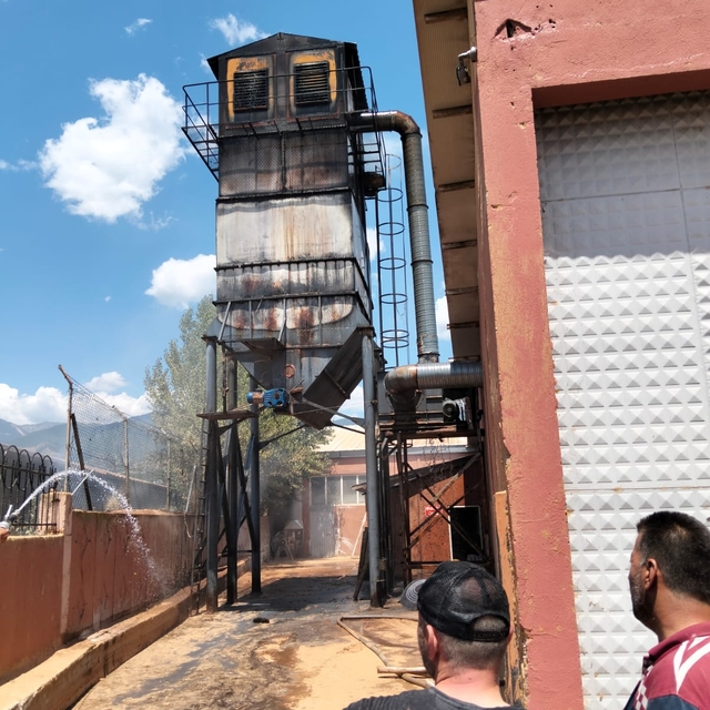 Tosya'da kapı fabrikasında çıkan yangın hasara neden oldu