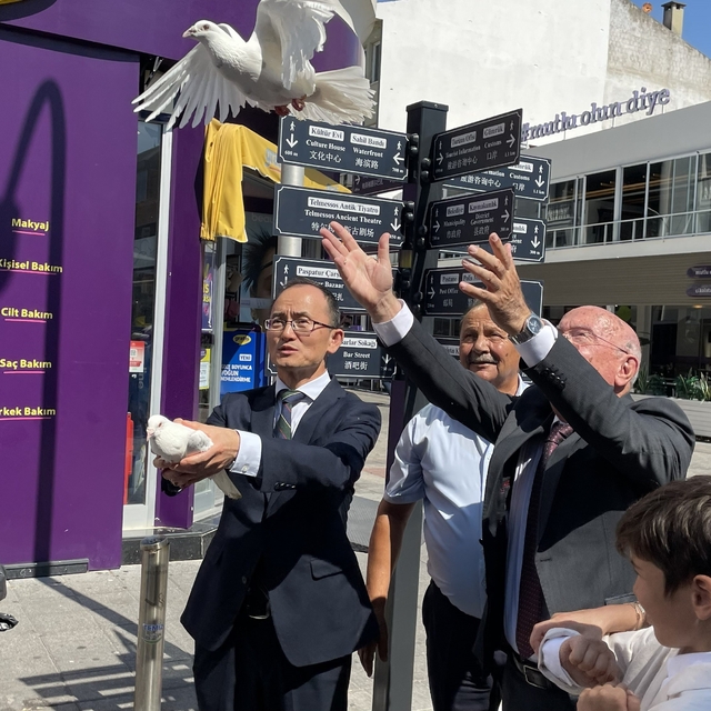 Çin Büyükelçisi, Fethiye'de güvercin uçurdu