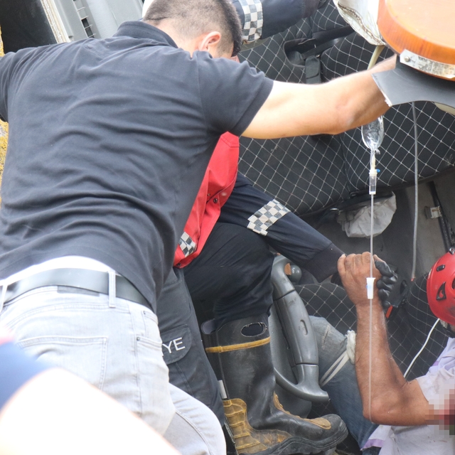 Devrilen çekicide sıkışan sürücü için ekipler seferber oldu
Yan yatan çekic...