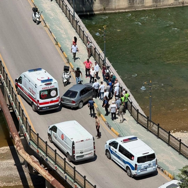 Yayaya çarpan sürücü otomobilini bırakıp kaçtı