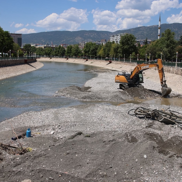 Tokat Belediyesi Yeşilırmak'ta temizlik ve düzenleme çalışmalarına devam ed...
