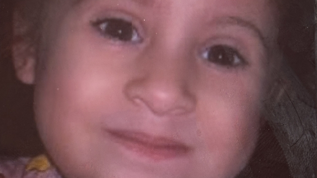 Annesiyle birlikte silahlı saldırıda ölen 4 yaşındaki Öykü Naz toprağa verildi
Annesinin ardından yaşam savaşını kaybeden 4 yaşındaki Öykü Naz son yolculuğuna uğurlandı