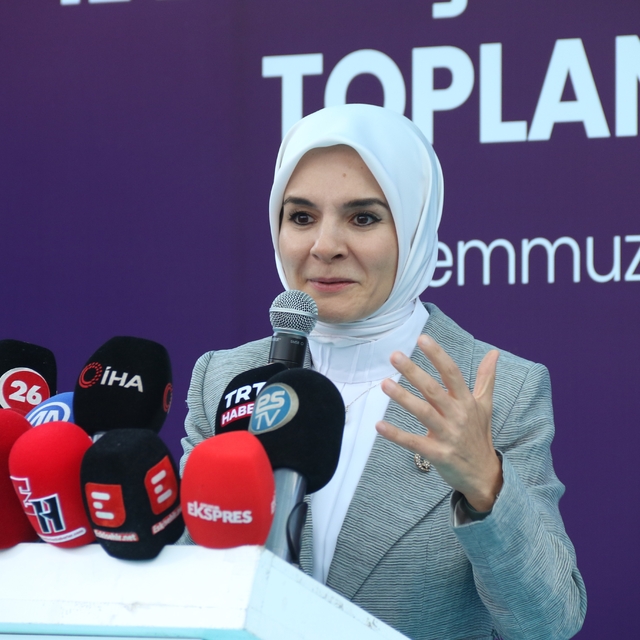 Bakan Göktaş'ın Eskişehir mesaisine damga vuran sevimli misafirler
Aile ve...
