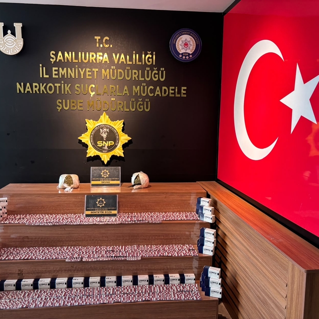 Şanlıurfa'da yolcu otobüsünde 2 bin 716 sentetik ecza hap ele geçirildi