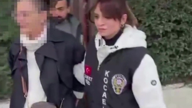 19 yıl önce doğurduğu bebeğini çöpe atmıştı: Mahkemede "Hatırlamıyorum" diyerek ağladı
Çöp konteynerinde ölü bulunan bebek davasında tanıktan dikkat çeken sözler: "Çocuklara hassastı"
Çöp konteynerindeki bebek davasında polis: "'Biri öldürüp bırakmış' diye düşündük"