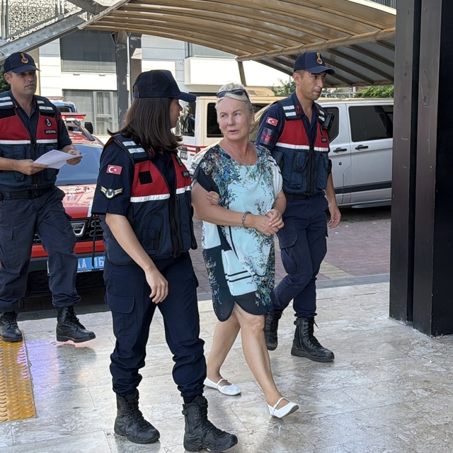 Alanya'da haşema ile havuza girmeyi engellediği iddia edilen site yöneticis...