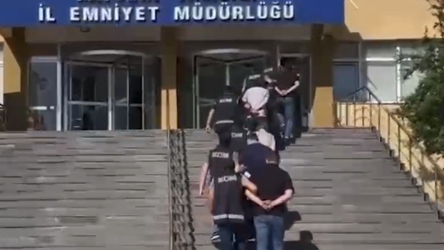 Kayseri'de sigara kaçakçılarına operasyon: 4 gözaltı
Operasyonlarda, 250 bin adet makaron ve 20 bin adet kaçak sigara ele geçirildi
