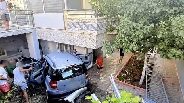 Didim'de araç evin bahçesine uçtu