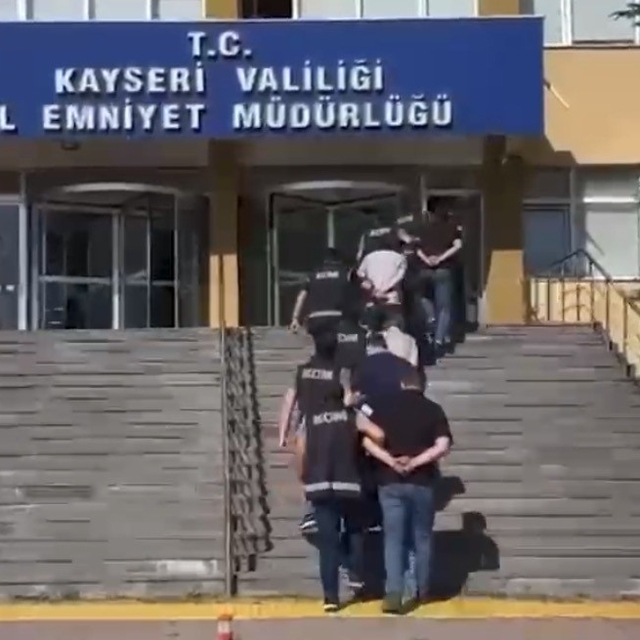 Kayseri'de sigara kaçakçılarına operasyon: 4 gözaltı
Operasyonlarda, 250 bi...