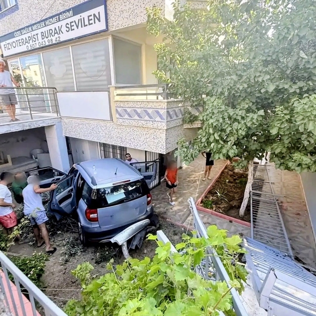 Didim'de araç evin bahçesine uçtu
