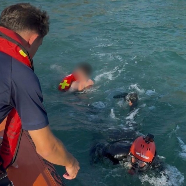 Kuşadası açıklarında kürek sörfüyle sürüklenen 2 kişi kurtarıldı