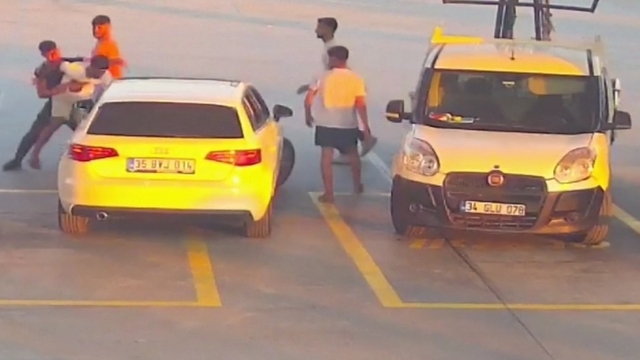 Kuşadası'nda yol verme tartışması, akaryakıt istasyonunda kavgaya dönüştü: olay anı kamerada