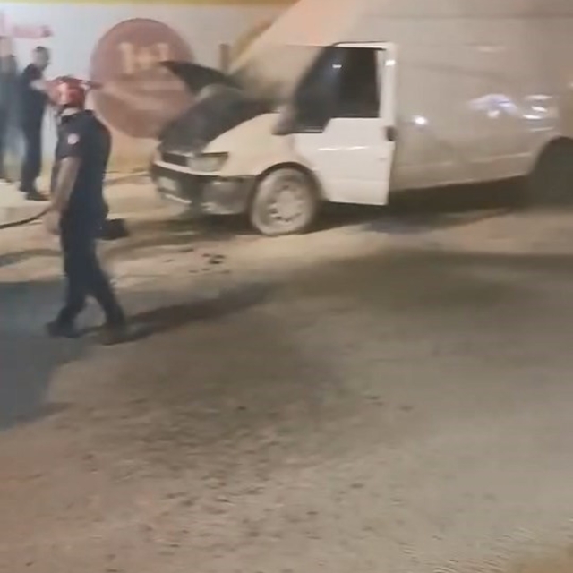 Elazığ'da seyir halindeki minibüste yangın