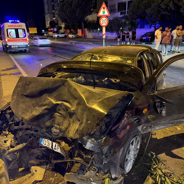 Aydın'da ağaca çarpan otomobildeki 6 kişi yaralandı